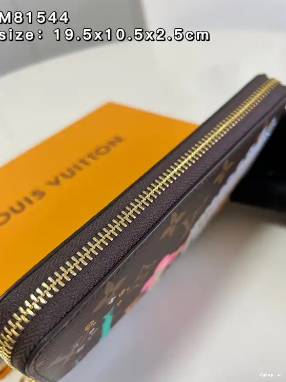 Vuitton ZIPPY Louis WALLET 0524